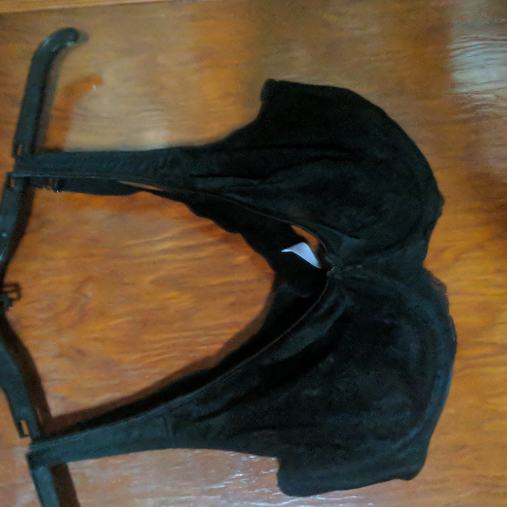Bra 42dd black lace underwire. No padding.serenada brand.NWOT